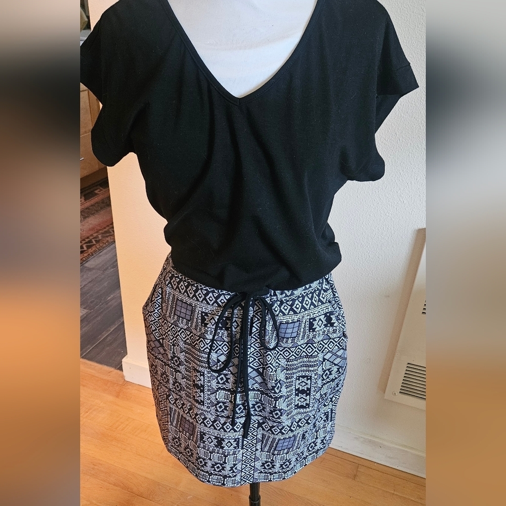 Women's Tie Front V-neck Short Sleeve Dress Black & Geometric Design Size M - Picture 3 of 7